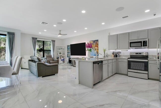 Building Photo - 1010 Willow Pl