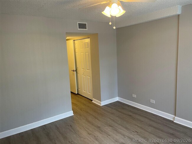 Building Photo - 3740 Inverrary Dr