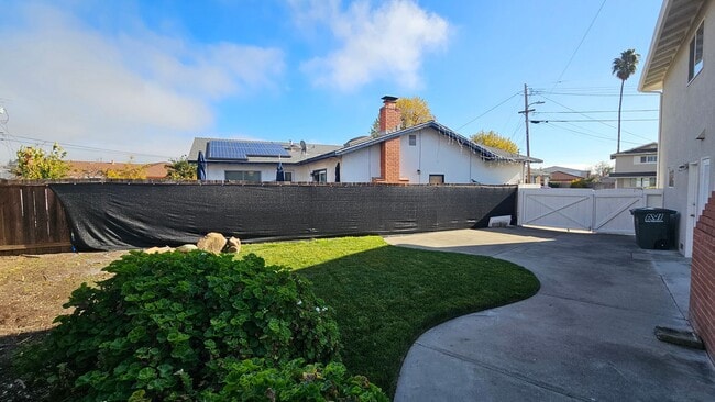 Building Photo - RENT WILL BE $3950 THROUGH MAY 2026!