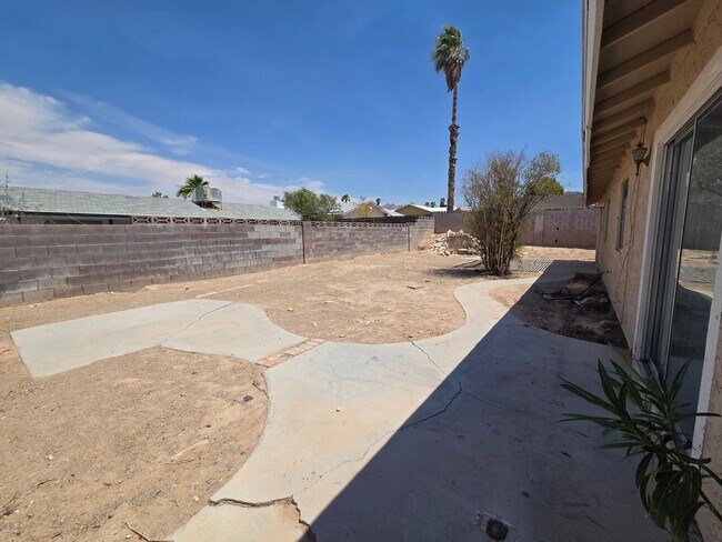 Building Photo - 3 Bedroom Home off of Hollywood– Now Offer...
