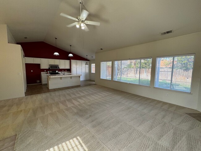 Building Photo - Beautiful 3 bed 2.5 bath home with SOLAR a...