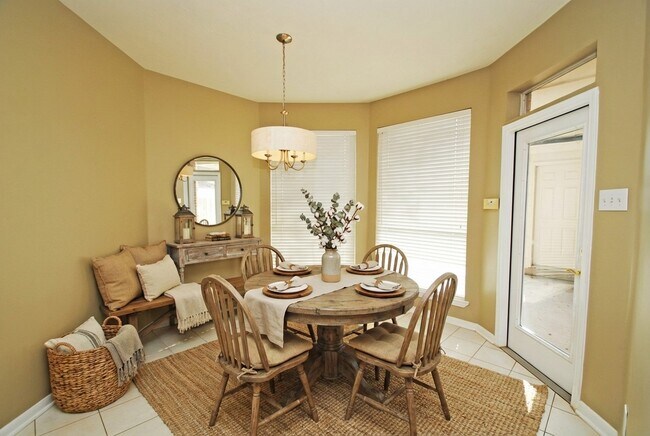 Building Photo - 2111 Parkview Ln