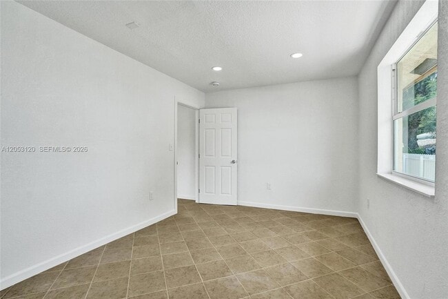 Building Photo - 2120-2122 Thomas Street Unit 2122