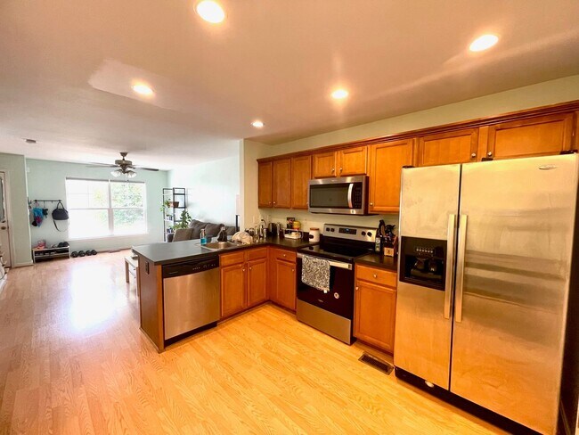 Building Photo - Clifton Heights Townhome!