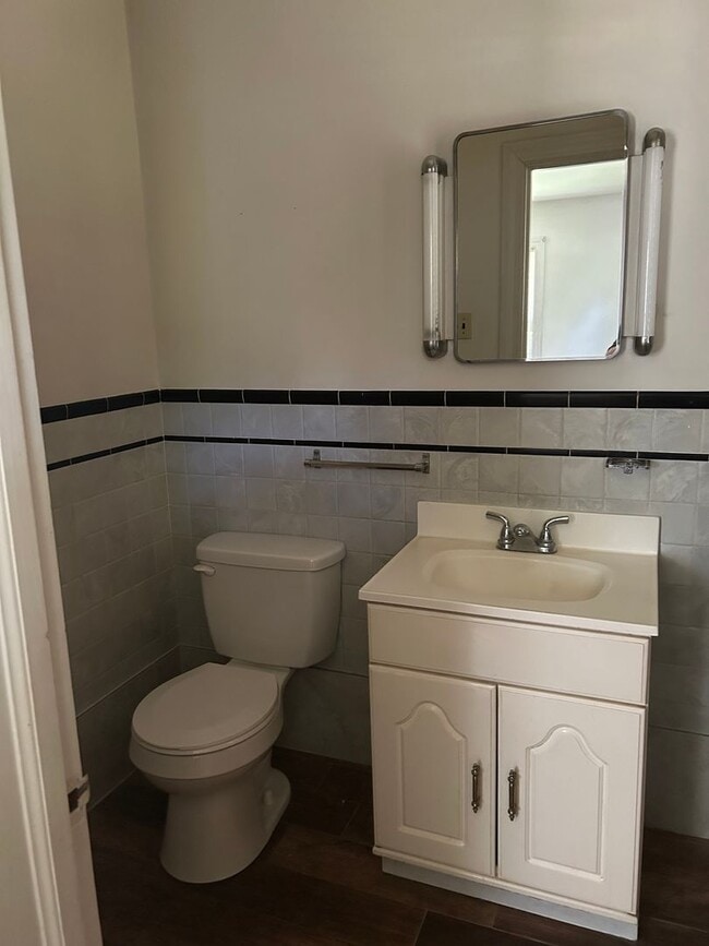 Building Photo - 1615 Edgewood Dr