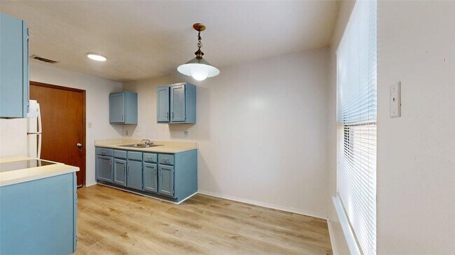 Building Photo - 1002 Verde Dr