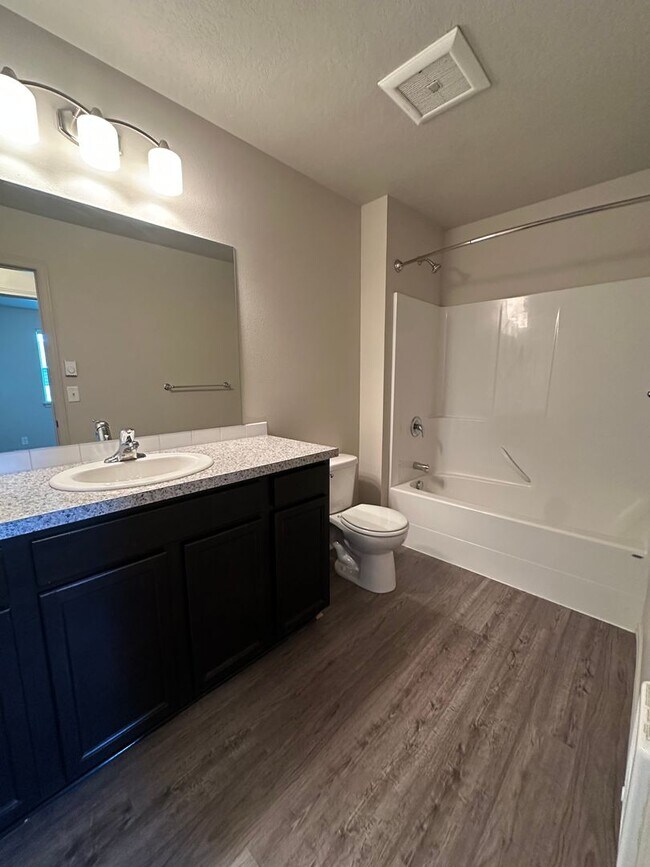 Building Photo - Stunning 4 Bedroom 2.5 Bath Duplex town ho...