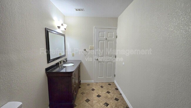 Building Photo - 7609 Linkside St