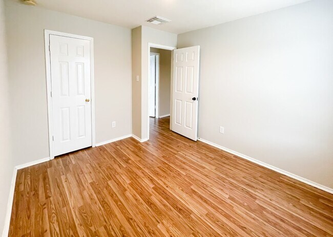 Building Photo - 2414 Lakecrest Village Ct