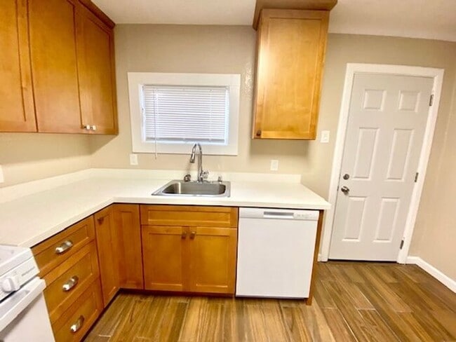 Building Photo - Beautifully Updated 2 Bed 1 Bath unit in Richmond Triplex -- AVAILABLE NOW !!!