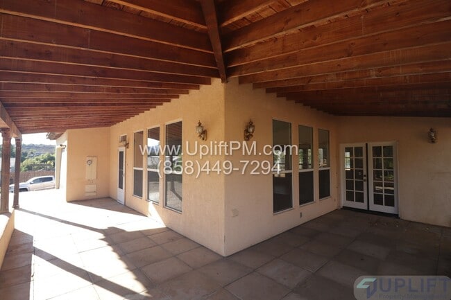 Building Photo - 4 Bedroom 2.5 Bath in San Diego Country Es...