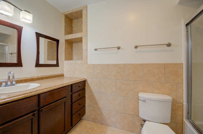Building Photo - 2210 Country Club Dr