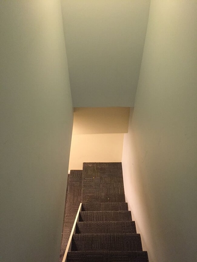 Building Photo - 3 bedroom row house located in desirable H...