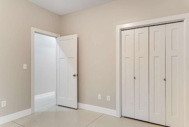 Building Photo - "Charming 3-Bedroom Duplex Retreat with 2 Full Baths in Wichita – 1190 Sq Ft of Comfort!"