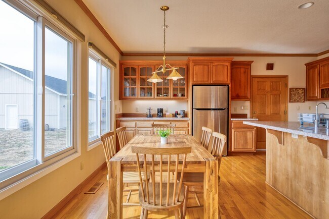 Building Photo - Wine Country Living! Spacious 4 bedroom 2....
