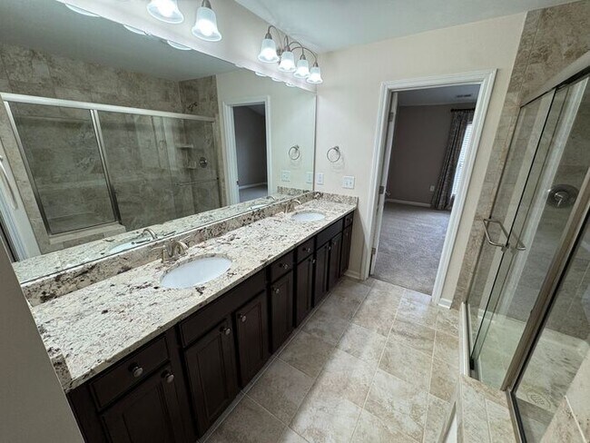 Building Photo - Like new 3 Bedroom townhouse with 2 car ga...