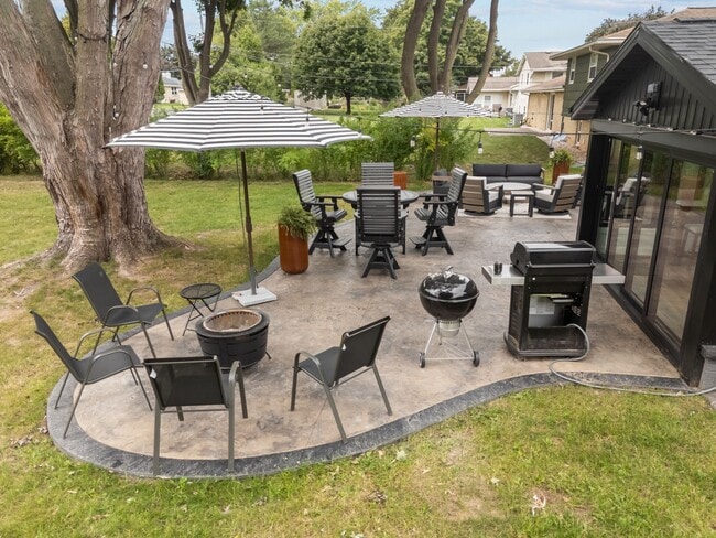 Building Photo - 1095 April Ln