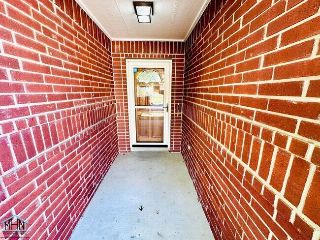 Building Photo - Spacious and Well Designed 3 Bedroom 2.5 Bath, Located in the far Northeast and North Central San...