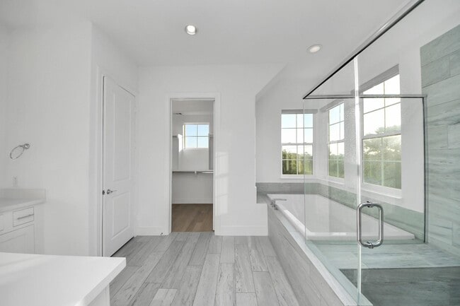 Building Photo - 4005 Woodshire Vlg Ests