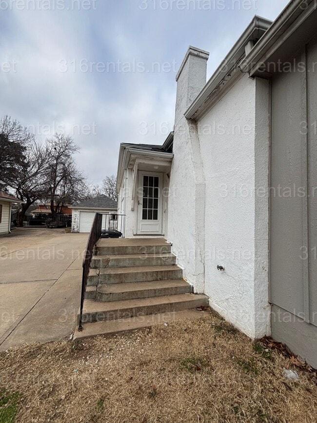 Building Photo - 3 bed 1 bath available NOW!