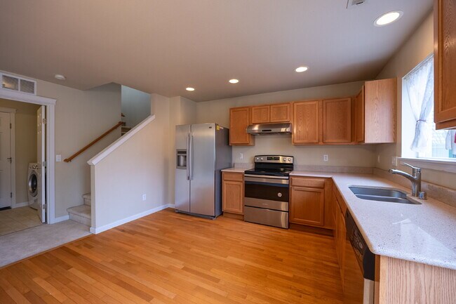 Building Photo - Spacious 3 Bedroom 2.5 Bathroom Rental Pro...