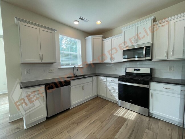 Building Photo - Great news! Get 50% off your first month’s rent when you sign by 12/31/2025! Plus Application fee...