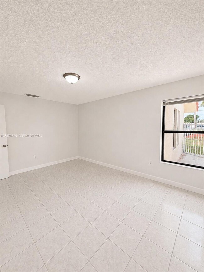 Building Photo - 3011 SW 117th Ave
