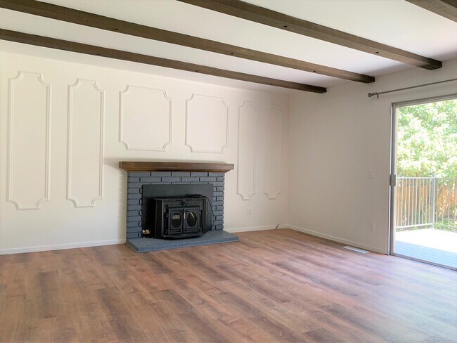 Building Photo - Four Bedroom in Crown Village