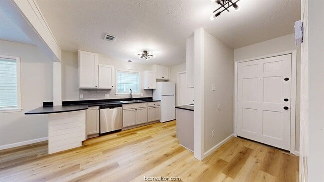 Building Photo - 1112 Airline Dr