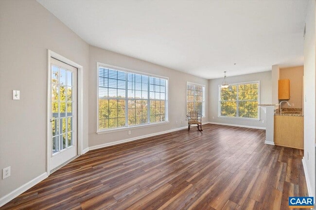 Building Photo - 270 Riverbend Dr