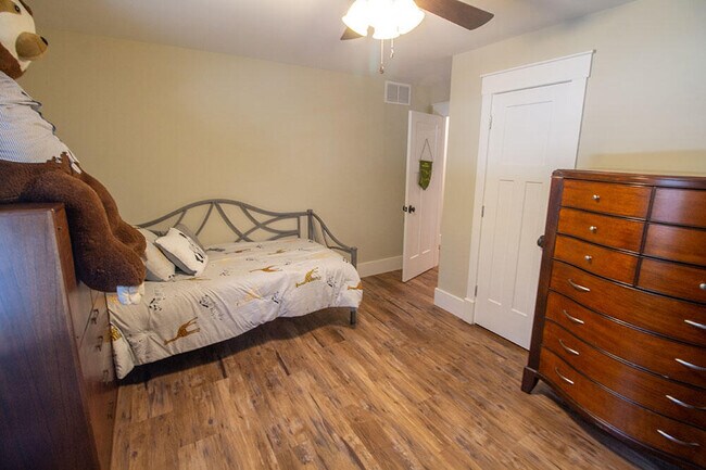 Building Photo - 3104 Oak Lawn Dr