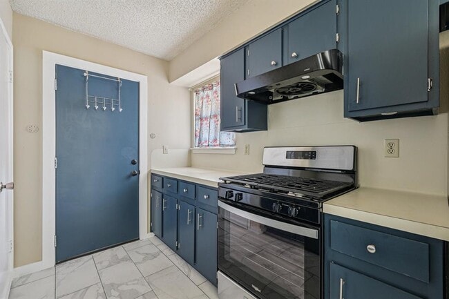 Building Photo - 4003 Stonebridge Dr