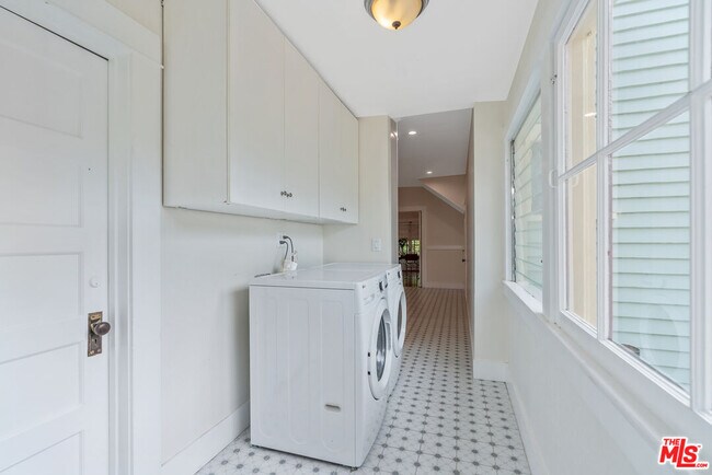 Building Photo - 655 S Hudson Ave