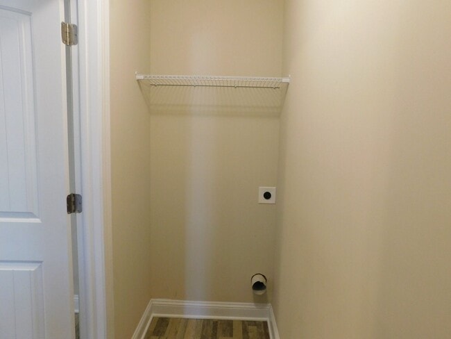 Building Photo - Like New Townhome!