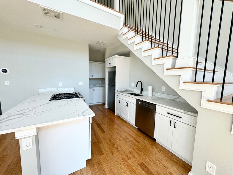 Building Photo - 16 Baker Ct