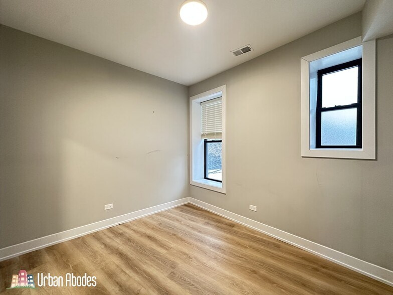 Building Photo - 445 W Belden Ave