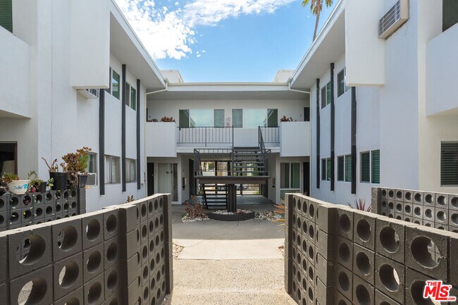 Building Photo - 1117 S Bronson Ave