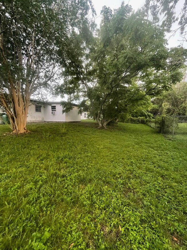Building Photo - 2 Bed 1 Bath | Large Yard | Washer/Dryer H...