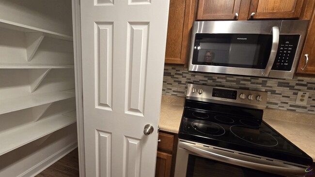 Building Photo - 313 Westcliff Center St