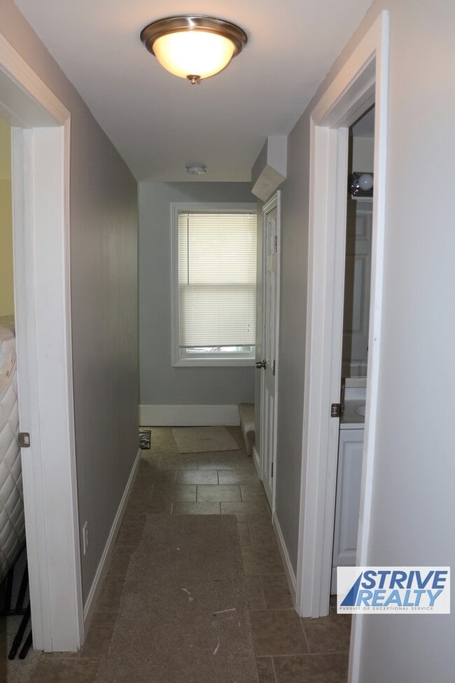 Building Photo - 22 Clyde St