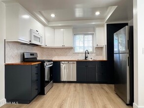 Building Photo - 2002 Calle La Sombra