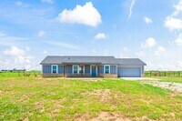 Building Photo - 3 Bedroom 2 Bathroom Home on 1 Acre Lots!