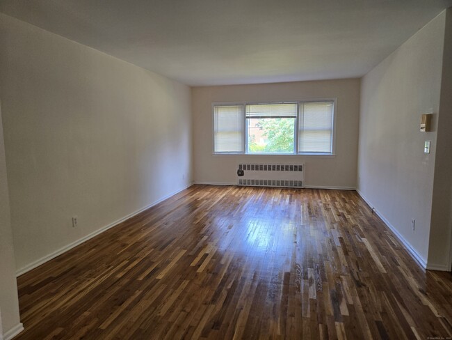 Building Photo - 242 Glenbrook Rd