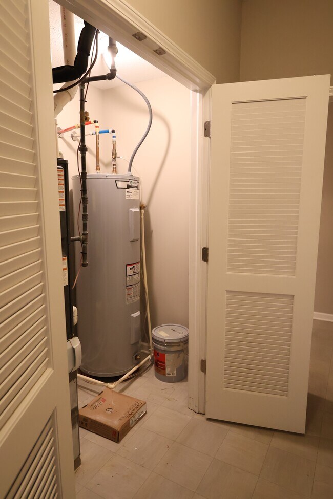 Building Photo - 1899 Lakecrest Dr