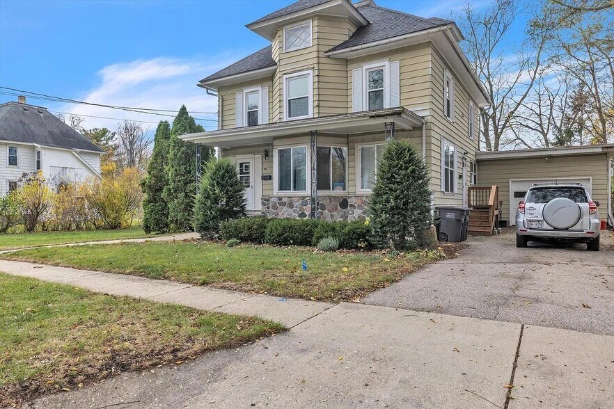 Building Photo - 307 Pleasant St