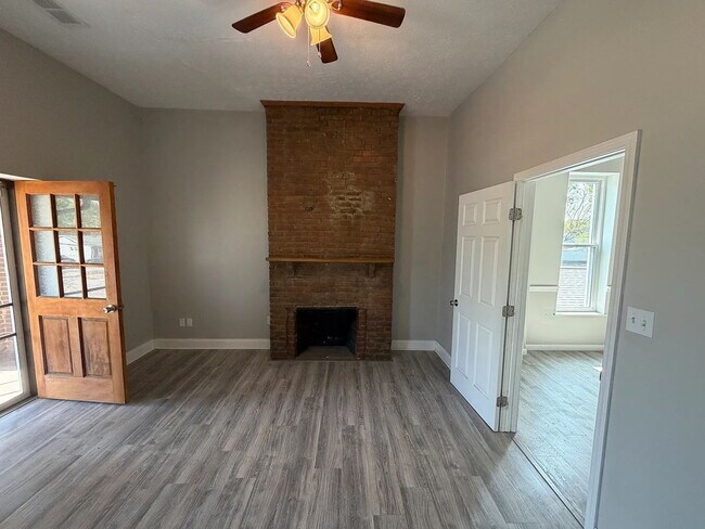 Building Photo - Charming 3-Bedroom Apartment in the Heart of Jeffersonville   All Utilities Included