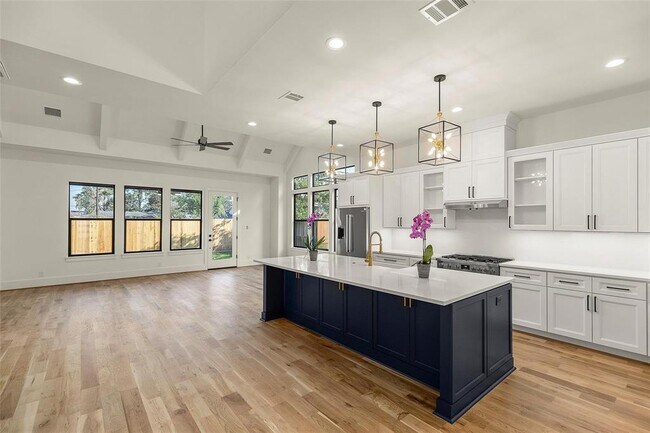 Building Photo - 1038 W 31st St