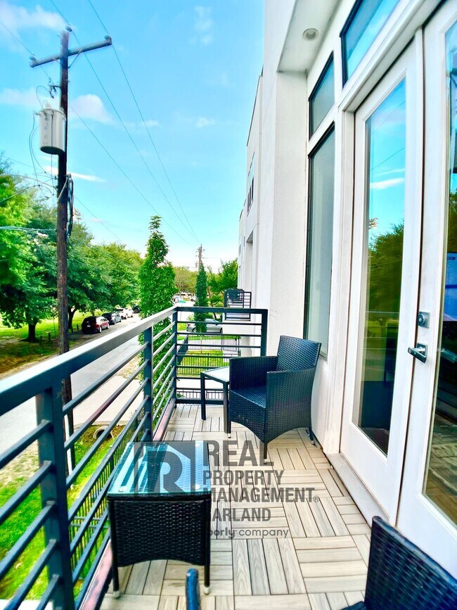 Building Photo - Luxurious Three Story Townhome!