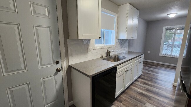 Building Photo - Beautiful 4 Bedroom 2 Bath Home Centrally ...
