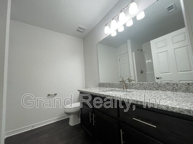 Building Photo - 6217 Fox Run St
